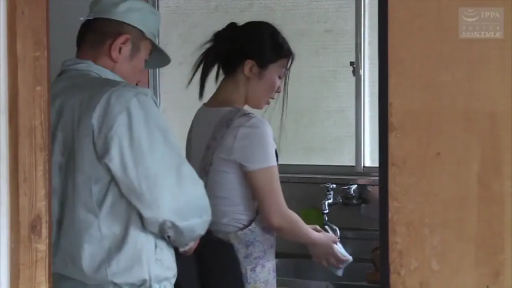 站立 · 中景 · 平静 · 居家 · 厨房 · 围裙 · 水龙头 · 洗涤