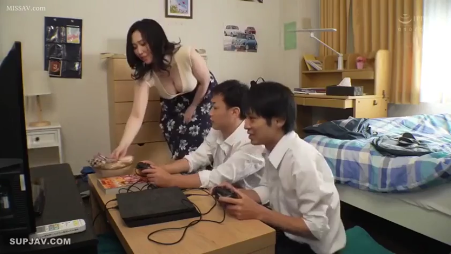 俯身 · 卧室 · 胸部特写 · 低胸上衣