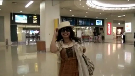 Stand · Medium shot · 连衣裙 · 机场