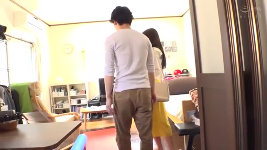 局部马赛克 · 私处特写 · 客厅沙发 · 使用器具自慰 · M字腿坐姿 · 仿真阳具 · 白色蕾丝上衣与高跟鞋 · 快感与纠结
