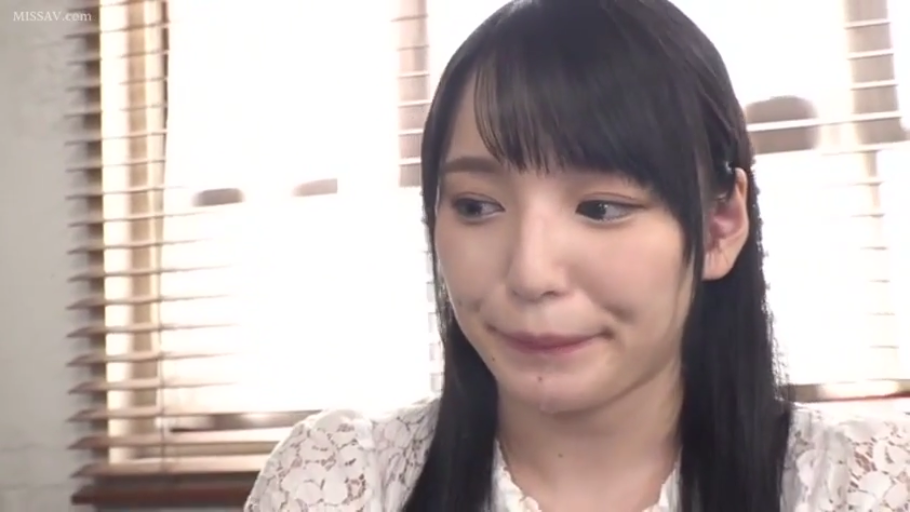 室内 · 坐姿 · 面部特写 · 白色蕾丝上衣 · 注视 · 清纯 · 百叶窗 · 撇嘴