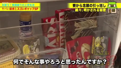 室内 · 脸部 · 字幕 · 站姿 · 微笑 · 说话 · 黑色背心 · 非色情