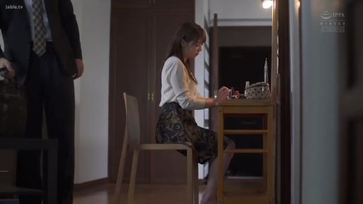 站姿 · 平和 · 梳妆台 · 全景 · 印花裙 · 化妆盒 · 化妆 · 生活化剧情