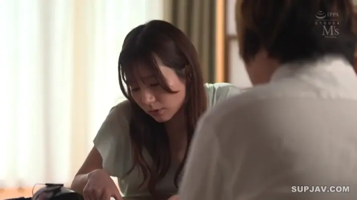 室内 · 坐姿 · 交谈 · 专注 · 半身 · 居家 · 桌子 · 浅色上衣