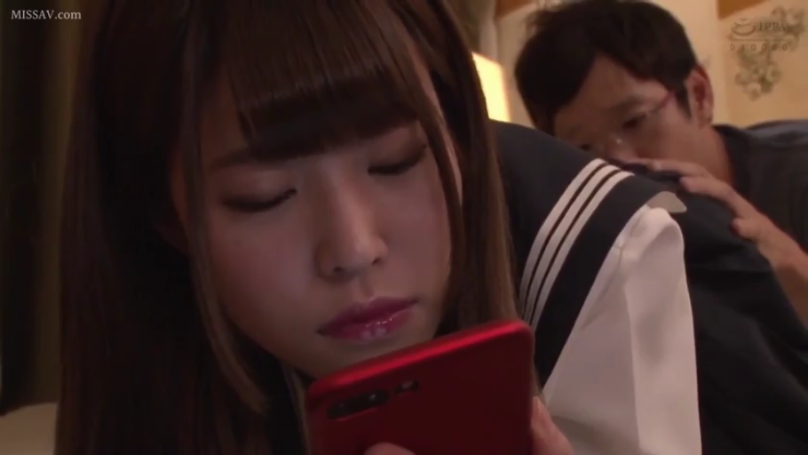 室内 · 专注 · 脸部特写 · 俯卧 · 手机 · 水手服 · 日本AV · 玩手机