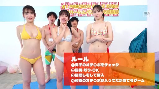 比基尼 · 站立 · 中景 · 擺拍 · 微笑 · 多人 · 背景板 · 室内演播室