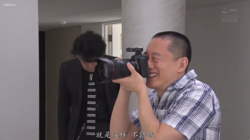 室内 · 专注 · 拍摄 · 男性 · 格纹衬衫 · 持机 · 单反相机