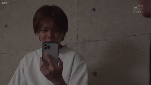 室内 · 面部 · 专注 · 站立 · 手机 · 拍摄 · 白色T恤 · 冷色调