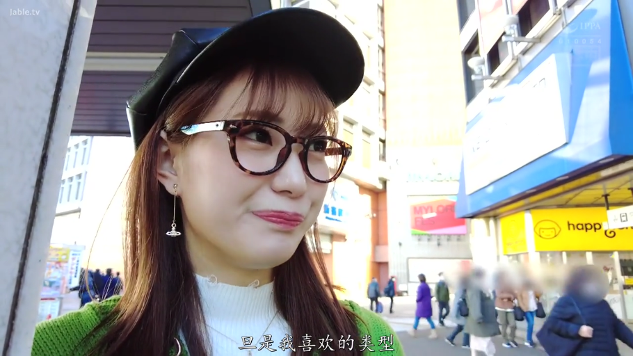 交谈 · 眼镜 · 站立 · 微笑 · 面部特写 · 针织衫 · 户外街头 · 日间