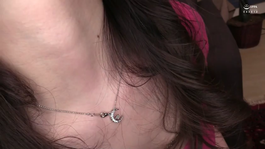 室内 · 项链 · 粉色上衣 · 颈部特写 · 局部视角