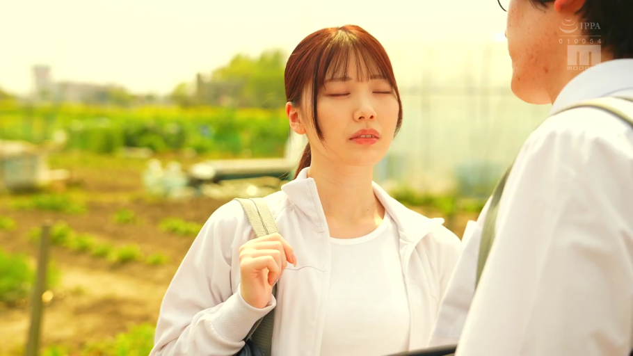 忧郁 · 站立 · 面部特写 · 对视 · 户外 · 背包 · 白色运动装