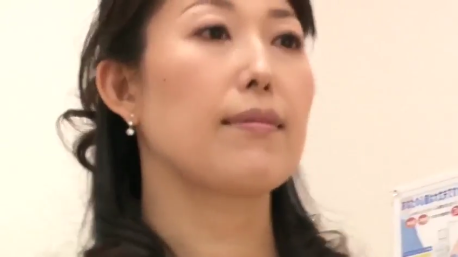 室内 · 胸部 · 迷离 · 摆拍 · 露点 · 卧姿 · 绑带情趣内衣