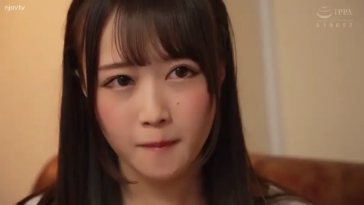 Indoor · Close-up of the face · 长发 · 正面 · Purse lips · 私服