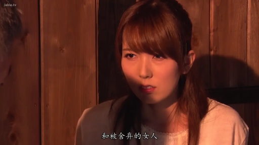 室内 · 坐姿 · 面部 · 委屈 · 白色上衣 · 注视 · 近景