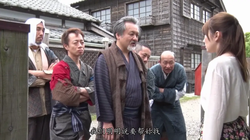 严肃 · 站姿 · 白色上衣 · 自然光 · 侧脸特写 · 庭院 · 植物 · 远眺