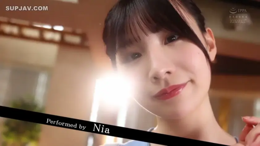 室内 · 俯身 · 脸部特写 · 甜美 · 字幕 · 注视 · 蓝色上衣