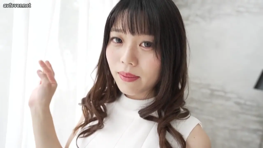 室内 · 面部特写 · 窗帘 · 白色无袖上衣 · 看向镜头 · 亚洲女性 · 正面站立 · 自然表情