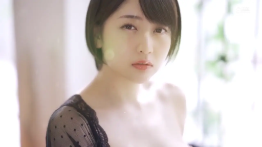 室内 · 忧郁 · 面部特写 · 注视镜头 · 侧坐 · 柔焦 · 黑色蕾丝上衣