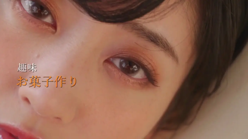 室内 · 坐姿 · 面部 · 女性 · 温柔 · 直视镜头 · 绿色蕾丝衫