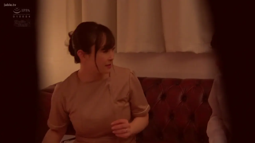 坐姿 · 皮沙发 · 自然 · 客厅 · 半身 · 职业装 · 昏暗 · 侧头