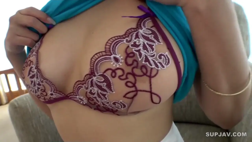 室内 · 坐姿 · 胸部特写 · 撩起上衣 · 紫色蕾丝胸罩 · 性感