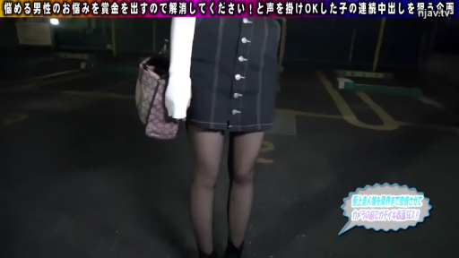 站立 · 站立 · 腿部 · 手提包 · 停车场 · 街拍 · 黑色短裙搭配黑丝