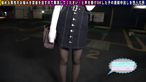 站立 · 白色上衣 · 下半身特写 · 室外停车场