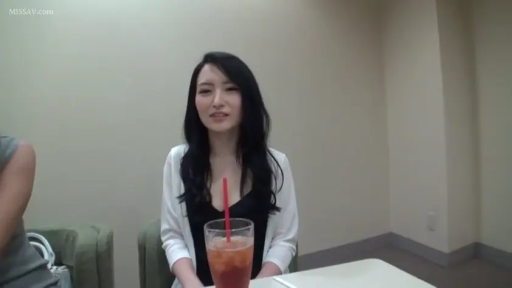 室内 · 坐姿 · 面部 · 微笑 · 休闲装 · 居家 · 访谈 · 饮料