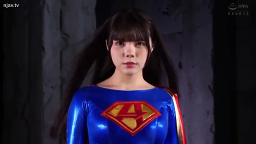 严肃 · 角色扮演 · 站立 · 注视 · 特写 · 紧身衣 · 背景墙