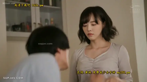 客廳 · 冷淡 · 站立 · 中景 · 俯视 · 短卷发 · 書架 · 灰色长袖上衣