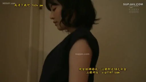 室内 · 忧郁 · 站立 · 短发 · 侧脸特写 · 低头沉思 · 黑色无袖装