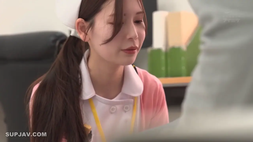 护士服 · 办公室 · 平靜 · 制服 · 注視 · 特寫 · 文件夹 · 侧头