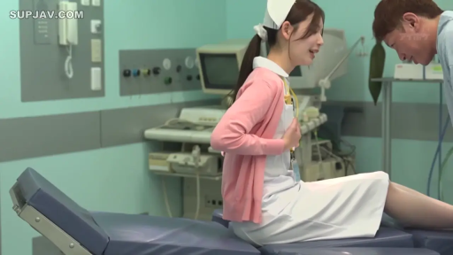 坐姿 · 全身 · 护士服 · 角色扮演 · 微笑 · 交流 · 诊室 · 医疗设备