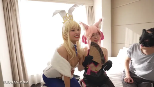 跪坐 · 中景 · 微笑 · 酒店房间 · 多人 · 互动 · Cosplay · 扇子