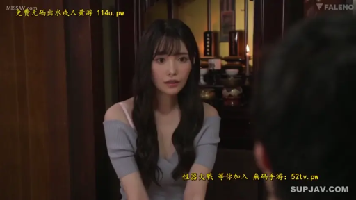 坐姿 · 半身特写 · 忧虑 · 长卷发 · 注视对话 · 灰色露肩上衣 · 传统室内 · 背景神龛