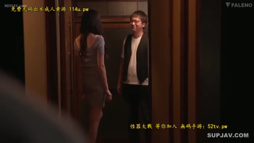 全身 · 站立 · 微笑 · 对视 · 连衣裙 · 玄关 · 生活场景