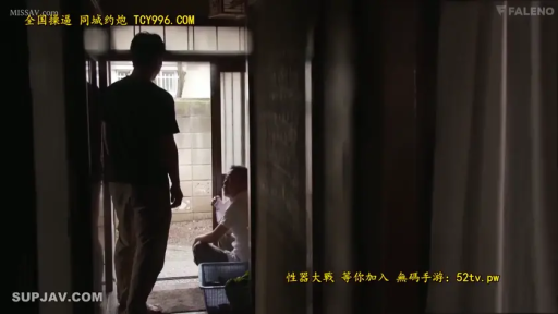 严肃 · 站立 · 远景 · 休闲服 · 门口 · 对峙 · 广告文字 · 置物篮