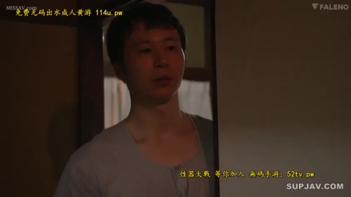 室内 · 脸部特写 · 站立 · 凝视 · 昏暗 · 木然 · 灰色汗衫