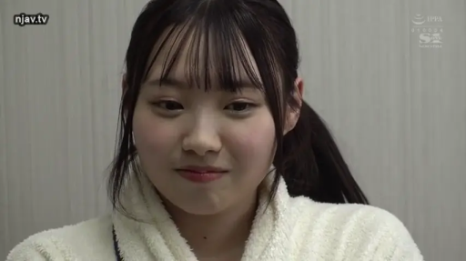 室内 · 脸部 · 微笑 · 注视 · 正面 · 白色浴袍 · 齐刘海