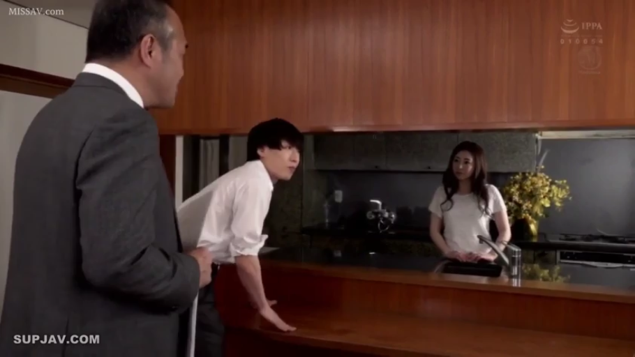 Kitchen · Conversation · Serious · Stand · 全景 · Bar counter · T恤 · 多人