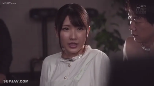 室内 · 座り姿勢 · 会話 · 真剣 · 白衬衫 · 顔のクローズアップ · プロット · 项圈