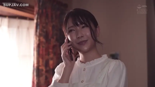 Indoor · 面部 · Stand · Smile · white shirt · 手机 · 通话