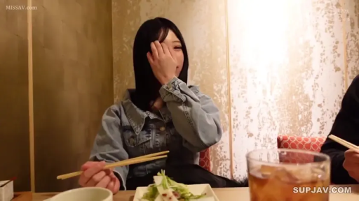 坐姿 · 羞涩 · 半身 · 餐厅 · 素人 · 牛仔外套 · 筷子 · 吃饭