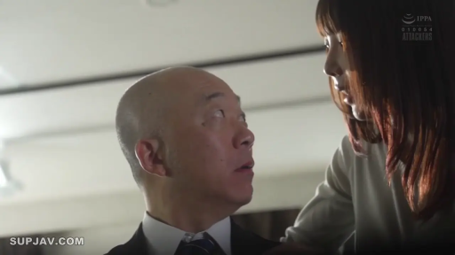 室内 · 交流 · 对视 · 近景 · 西装 · 惊讶 · 秃头