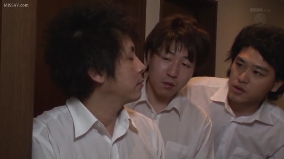 室内 · 交谈 · 严肃 · 站立 · 白衬衫 · 多人 · 中景特写