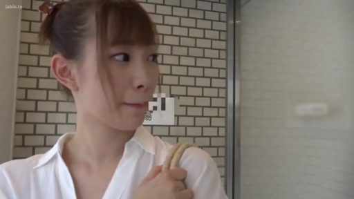 室内 · 脸部特写 · 站姿 · 微笑 · 面对镜头 · 白色衬衫 · 手提包 · 日常