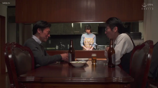 坐姿 · 中景 · 平静 · 居家 · 餐厅 · 围裙 · 喝酒 · 啤酒