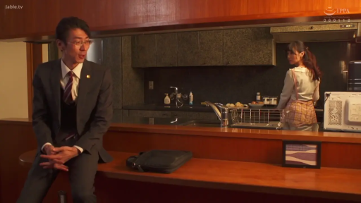 坐姿 · 交谈 · 中景 · 自然 · 居家 · 厨房 · 围裙 · 厨具