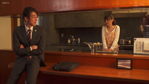 坐姿 · 自然 · 对话 · 厨房 · 围裙 · 厨具