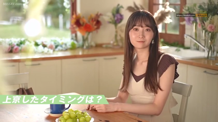 坐姿 · 半身 · 温柔 · 日系 · 访谈 · 葡萄 · 居家厨房 · 浅色无袖上衣